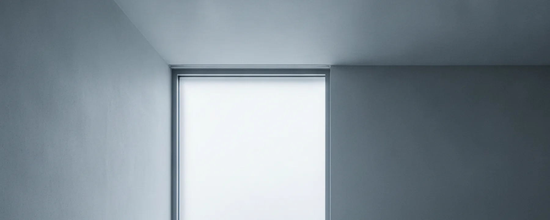 Hohes Fenster mit weichem Nordlicht auf heller Wand